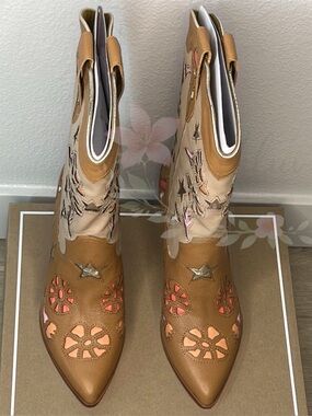 NWT Dolce Vita Lassie Western Cowboy Boots Tan Floral Cutout Star 7.5